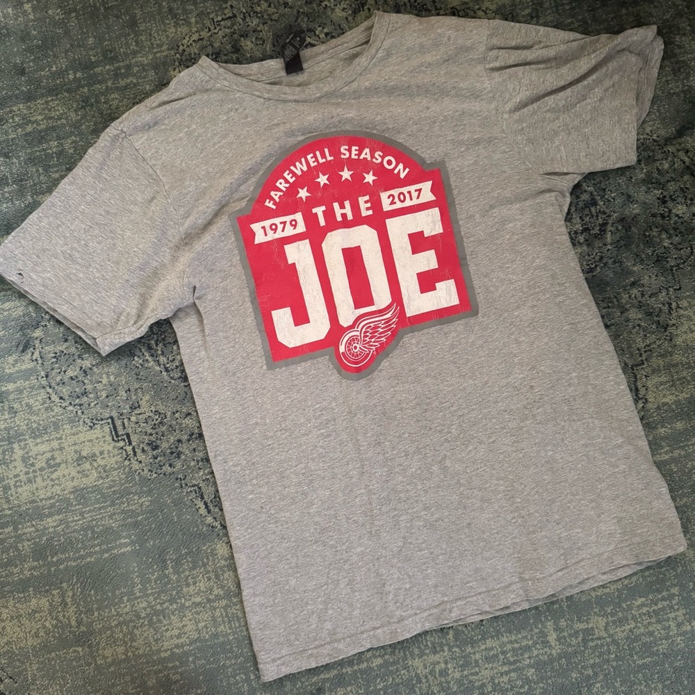 NHL Detroit Red Wings - Farewell To The Joe 2017 Grey Gray T-shirt (M, Medium)